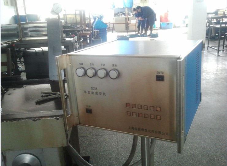 半自動(dòng)成型機(jī)2