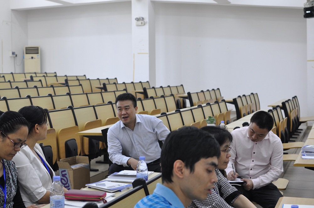 技成CEO與專家談話
